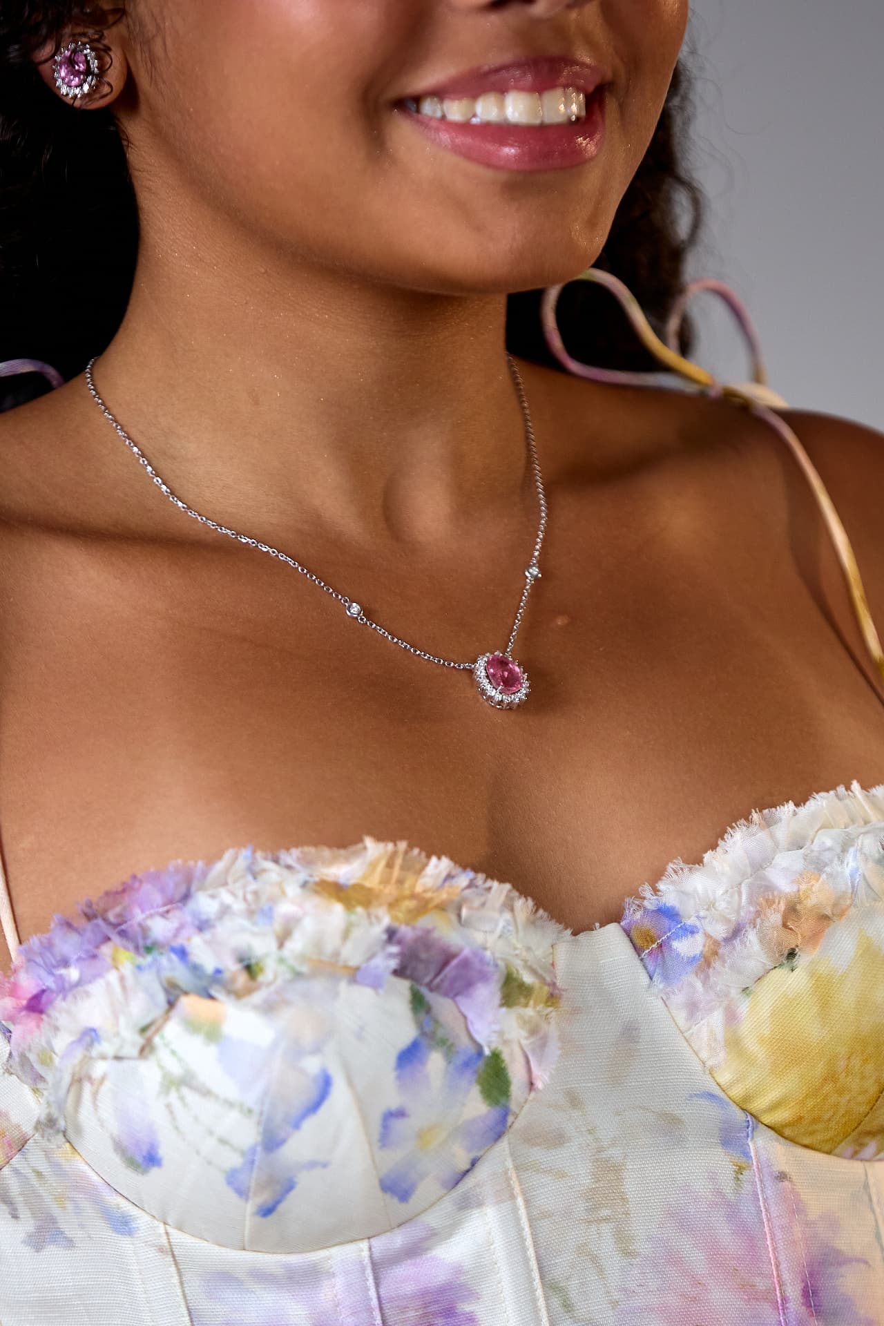 Colar e brinco com pedra rosa em uso